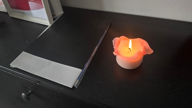 Eine umgefallene Kerze hat die Kommode in Brand gesetzt (Symbolbild).