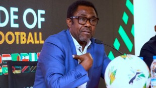 Veron Mossengo-Omba, ist nach wiederholten Forderungen zurückgetreten.