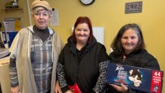 Gabriele Goldynia mit Dagmar und Jutta, die regelmäßig Futter für ihre Katzen abholen.