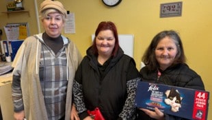 Gabriele Goldynia mit Dagmar und Jutta, die regelmäßig Futter für ihre Katzen abholen.