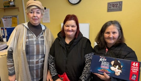 Gabriele Goldynia mit Dagmar und Jutta, die regelmäßig Futter für ihre Katzen abholen.