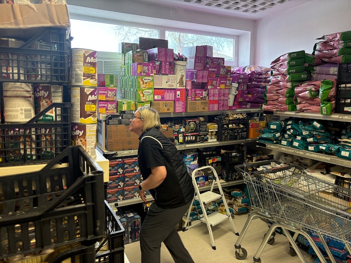 Die Lager wirken voll, pro Tafel werden aber auch 1,2 Tonnen Futter vergeben.