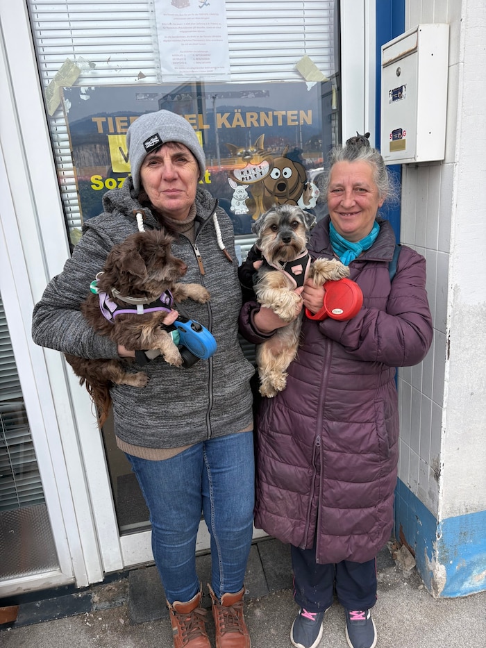 Isabella unterstützt Barbara beim Abholen.