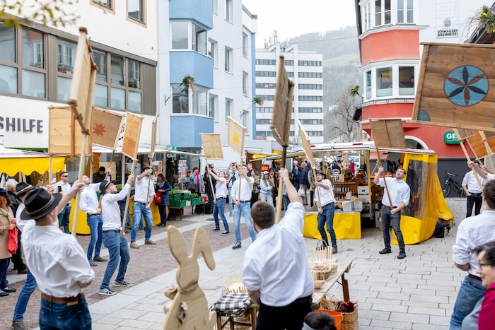 Am Markt in der Karwoche wird Tradtion gefeiert.