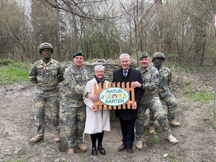 Landesrat Anton Kasser übergibt Militärkommandant Härtinger und Amtsdirektorin Cepera die ...
