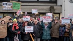 Siedler machten vor dem Gemeindeamt ihrem Unmut Luft: Sie protestierten gegen sechs Meter breite ...