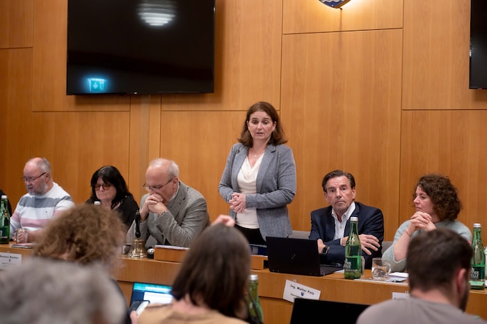 Ortschefin Susanna Kittinger (M.) bei der Gemeinderats- sitzung, die abgebrochen wurde.