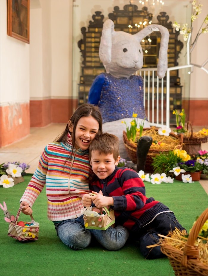 Osterbräuche miteinander beim Basteln erfahren.