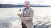 Wahl-Kärntner Harold Faltermeyer präsentiert am Wörthersee stolz seinen frisch gewonnenen ...