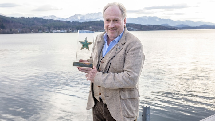 Wahl-Kärntner Harold Faltermeyer präsentiert am Wörthersee stolz seinen frisch gewonnenen ...
