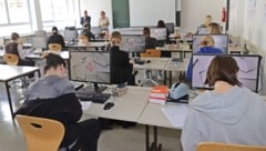 Der Computer kommt auch bei der Matura zum Einsatz und hat sich hier bereits bewährt. (S ...