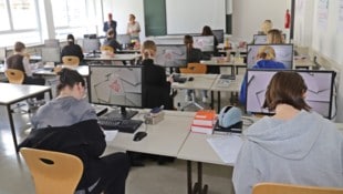 Der Computer kommt auch bei der Matura zum Einsatz und hat sich hier bereits bewährt. (S ...