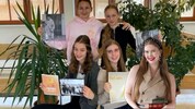 Zukünftige Geschichte-Stars: Lilliana G., Anja G., Anna-Maria S. und Elena V. (o.). Influencerin ...