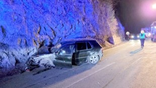 Die Front des Fahrzeugs wurde komplett zerstört. 