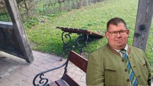 Täter gesucht!: Tische und Bänke im Park wurden mutwillig beschädigt.