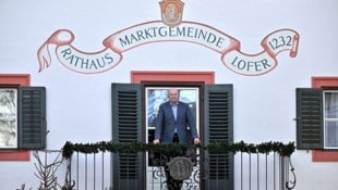 Bürgermeister Norbert Meindl am Balkon des Rathauses.