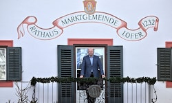 Bürgermeister Norbert Meindl am Balkon des Rathauses.