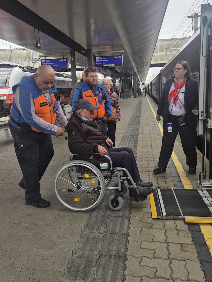 Mit Hilfe der ÖBB-Mitarbeiter gelangte Gerhard in den Zug.