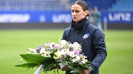 Vor dem 0:5 gegen die Austria wurden für die verstorbene Alexandra W. Kränze niedergelegt und ...