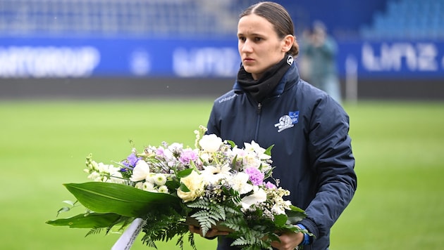 Vor dem 0:5 gegen die Austria wurden für die verstorbene Alexandra W. Kränze niedergelegt und ...