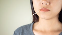 Kinder tragen derzeit wie Cowboys Zahnstocher im Mund – eine Schule hat sie nun verboten.