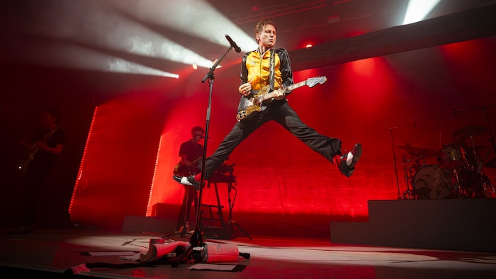 Hätten Sie mit Mitte 50 auch noch so ein Sprungvermögen? Alex Kapranos legt die Latte ziemlich ...