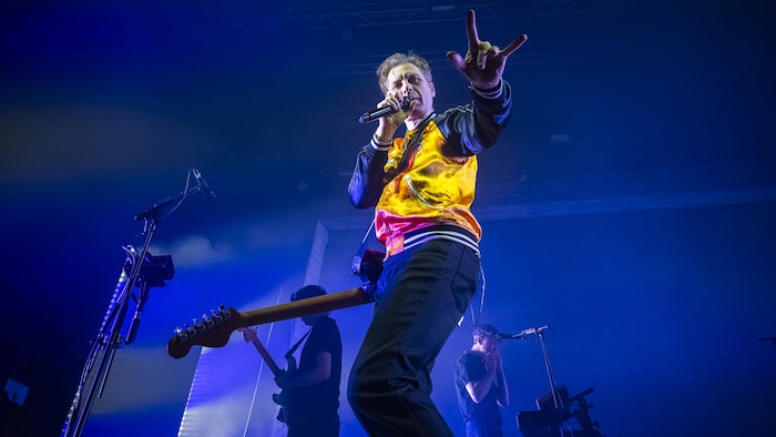 Nicht vor den Teufelshörnern fürchten – mit Satanismus hat Kapranos prinzipiell wenig zu tun.