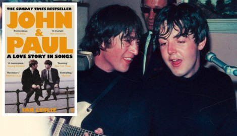 Komplizierte Beziehung: John Lennon und Paul McCartney bei einer spontanen Jam-Session 1964 in ...