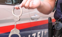Der Syrer wurde festgenommen und in die Justizanstalt Innsbruck eingeliefert.