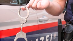 Der Syrer wurde festgenommen und in die Justizanstalt Innsbruck eingeliefert.
