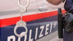 Für einen der beiden Einbrecher klickten die Handschellen, der zweite Verdächtige ist noch ...