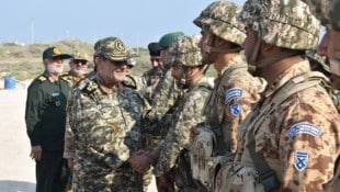 Der Kommandeur der Marine der iranischen Revolutionsgarden, Alireza Tangsiri, begrüßt Soldaten ...