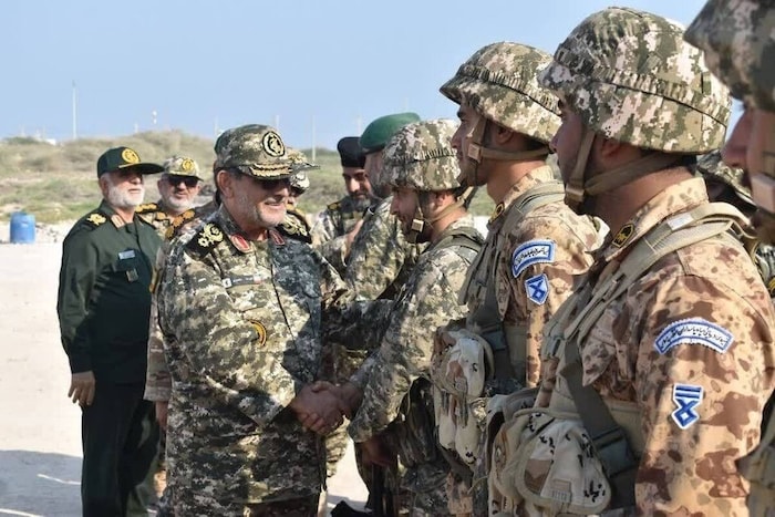 Der Kommandeur der Marine der iranischen Revolutionsgarden, Alireza Tangsiri, begrüßt Soldaten ...