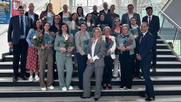 Die ersten Absolventinnen und Absolventen des Universitätslehrgangs „Basales und mittleres ...