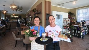 Su und Michaela (re.) präsentieren, was in dem Geschäftslokal geboten ist. 