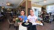 Su und Michaela (re.) präsentieren, was in dem Geschäftslokal geboten ist. 