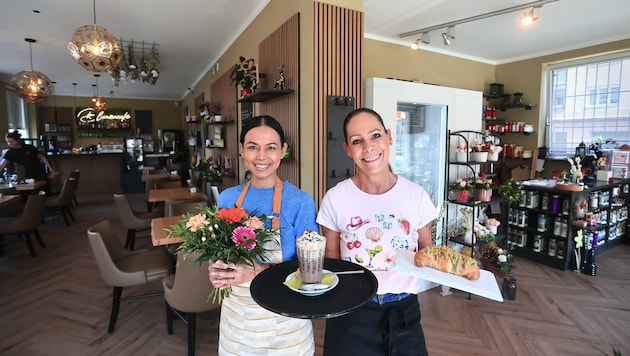 Su und Michaela (re.) präsentieren, was in dem Geschäftslokal geboten ist.