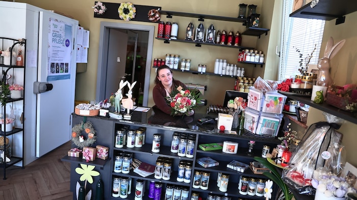 Leonie arbeitet in der Friedhofsgärtnerei. Ab und zu hilft man sich gegenseitig aus. Hygiene hat ...