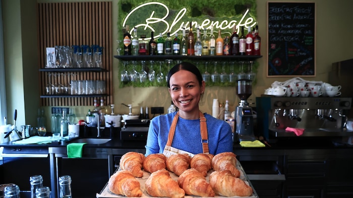 Hubers Frau Su überantwortet im Café u. a. die Croissants.