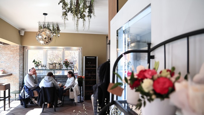 Die gesamte Blumendeko im Café kann gekauft werden.