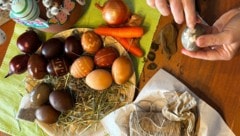 Ostereier werden mit natürlichen Produkten gefärbt. 