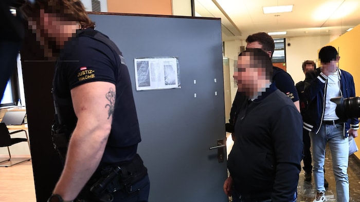 Die Angeklagten wurden von Justizwachebeamten in den Gerichtssaal gebracht.