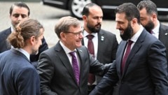 Syriens Übergangspräsident Ahmed al-Scharaa (re.) wurde auch von Deutschlands Außenminister ...