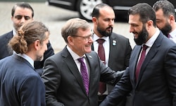 Syriens Übergangspräsident Ahmed al-Scharaa (re.) wurde auch von Deutschlands Außenminister ...