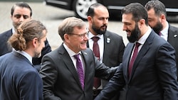 Syriens Übergangspräsident Ahmed al-Scharaa (re.) wurde auch von Deutschlands Außenminister ...
