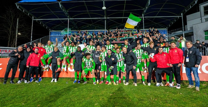 Gegen den FAC jubelten die Lustenauer mit den Fans über die Tabellenführung.