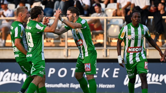 Vucenovic (mitte) und seine Kollegen lachen aktuell von der Tabellenspitze.