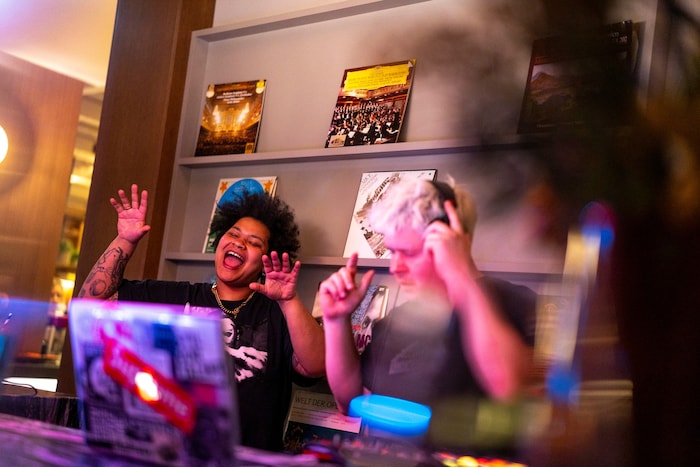 ...feierten zum Sound des DJ-Kollektivs Möwe.