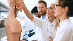 Pro Jahr schließen in Österreich etwa 1400 – 1600 Studierende ihr Medizinstudium (Humanmedizin) ...