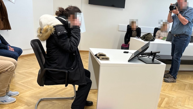 Die junge Wienerin gesteht im Landesgericht den Säureangriff.